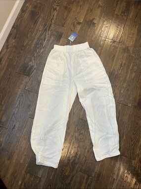 Woman’s White Elastic-Waist Cargo Pants